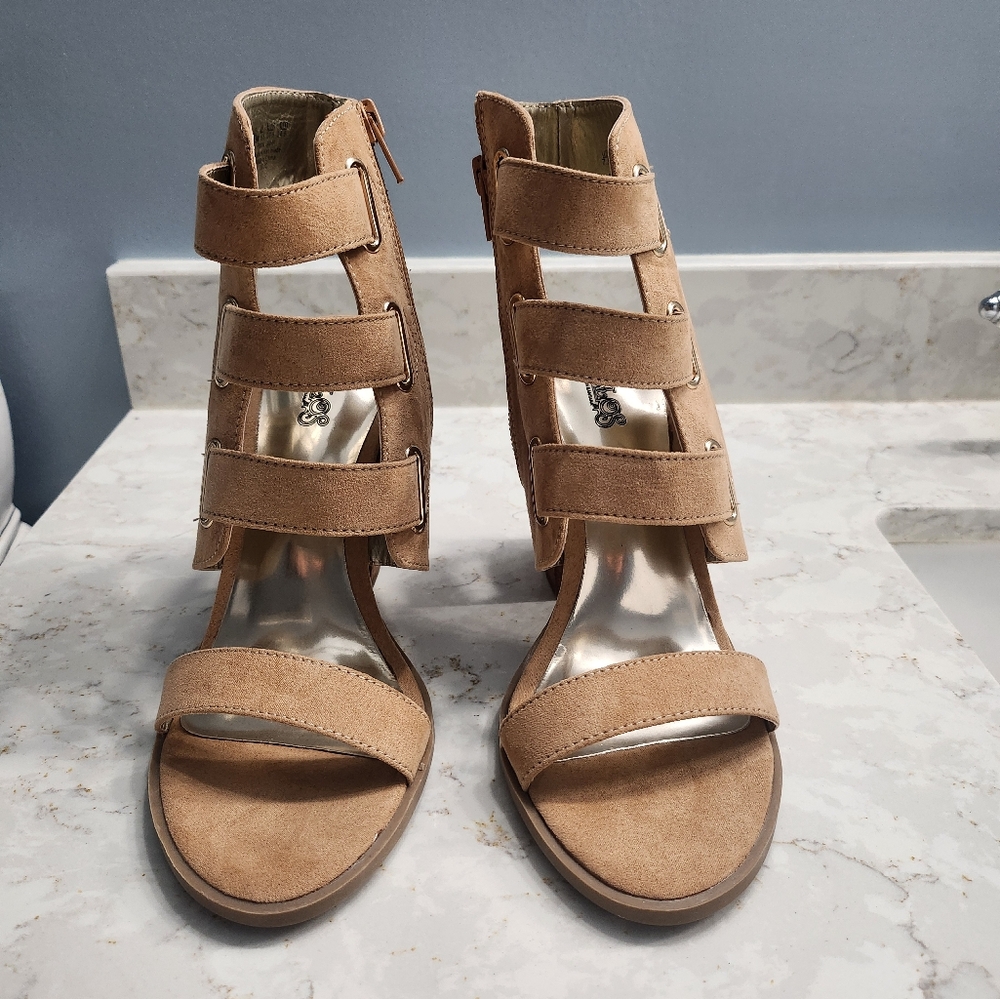 Carlos Santana 7 1/2 women's Tan Strappy Sandals